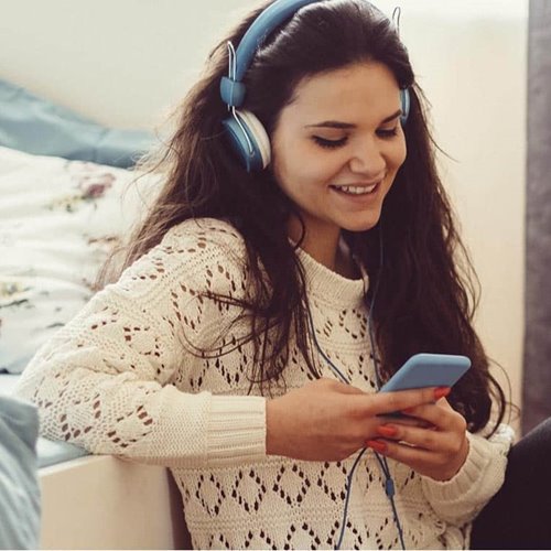 Escuchando música en dormitorio relajante