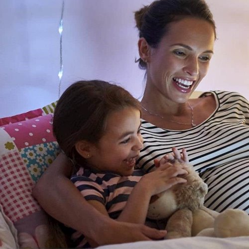 Madre e hijo en habitación recientemente pintada