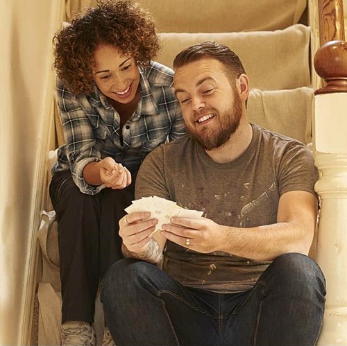 Pareja eligiendo muestras de pintura