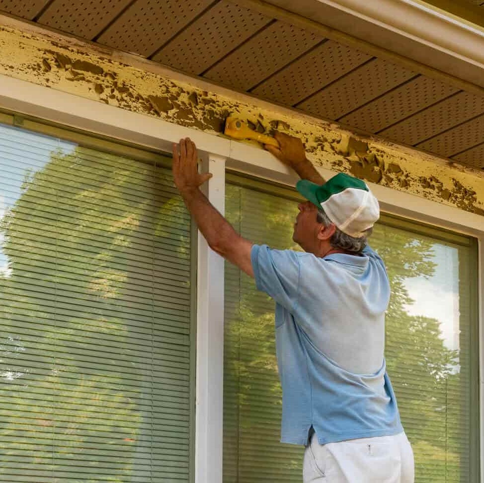 Raspado de áreas de pintura descascarada en exteriores