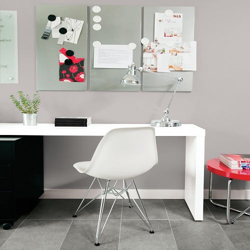 Pared pintada con un tono medio de gris