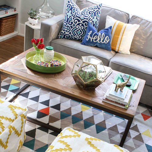 Sala de estar moderna, divertida, inspiradora, de múltiples colores