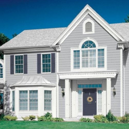 Exterior gris con postigos en "Calvary Blue"