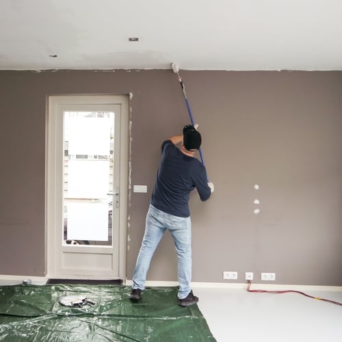 Hombre pintando techo con rodillo