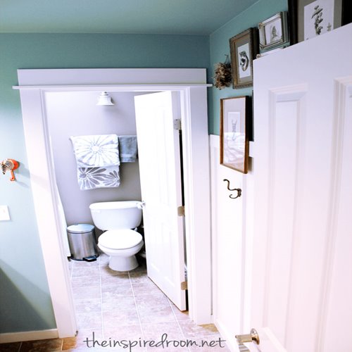 Baño recientemente renovado con paredes en turquesa.