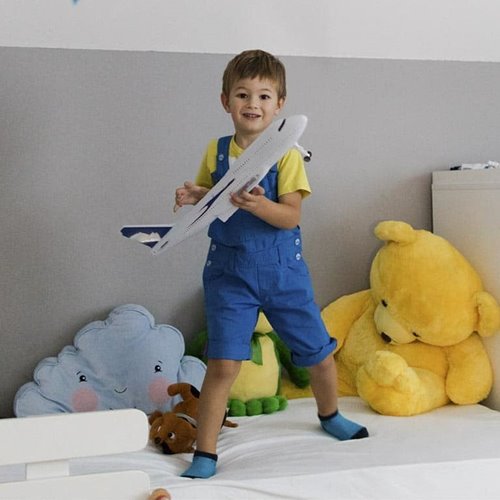 Niño jugando en dormitorio