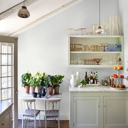 Cocina pintada en color claro con techos abovedados